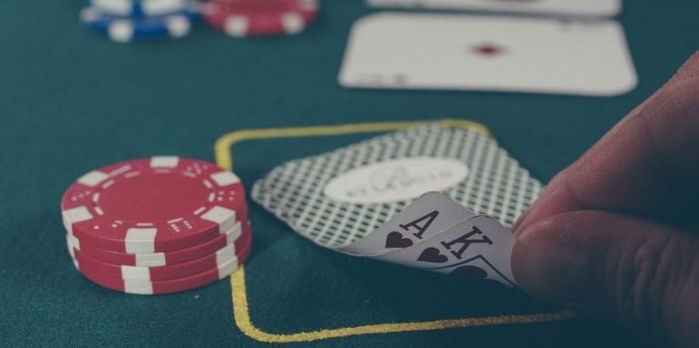 1dbet ကတ်ဂိမ်းကဏ္ဍတွင် Live Dealer နှင့် Baccarat ကစားနေသောမြင်ကွင်း