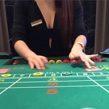 Live Casino နှင့် ကတ်ဂိမ်း ကဏ္ဍများ